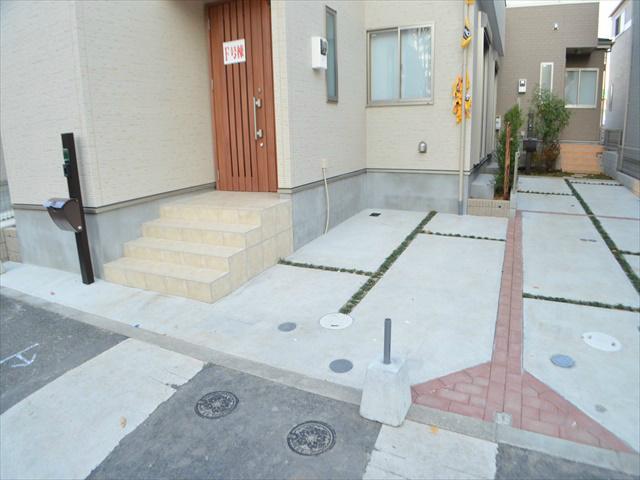 Parking lot. Front road width is also widely, Easy and out of your car