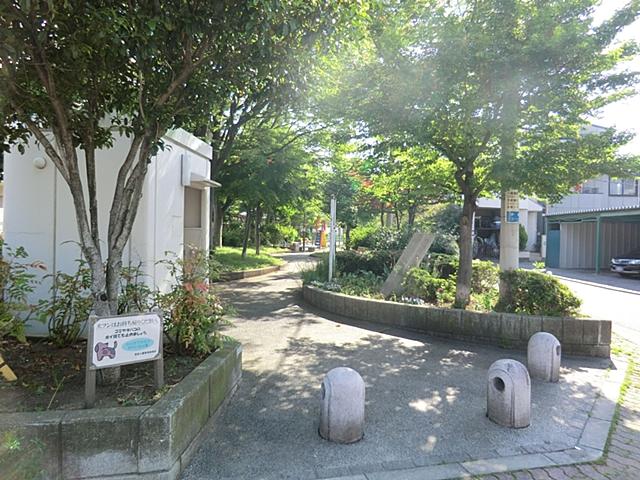 park. Diplomatic 530m to Third Street Park