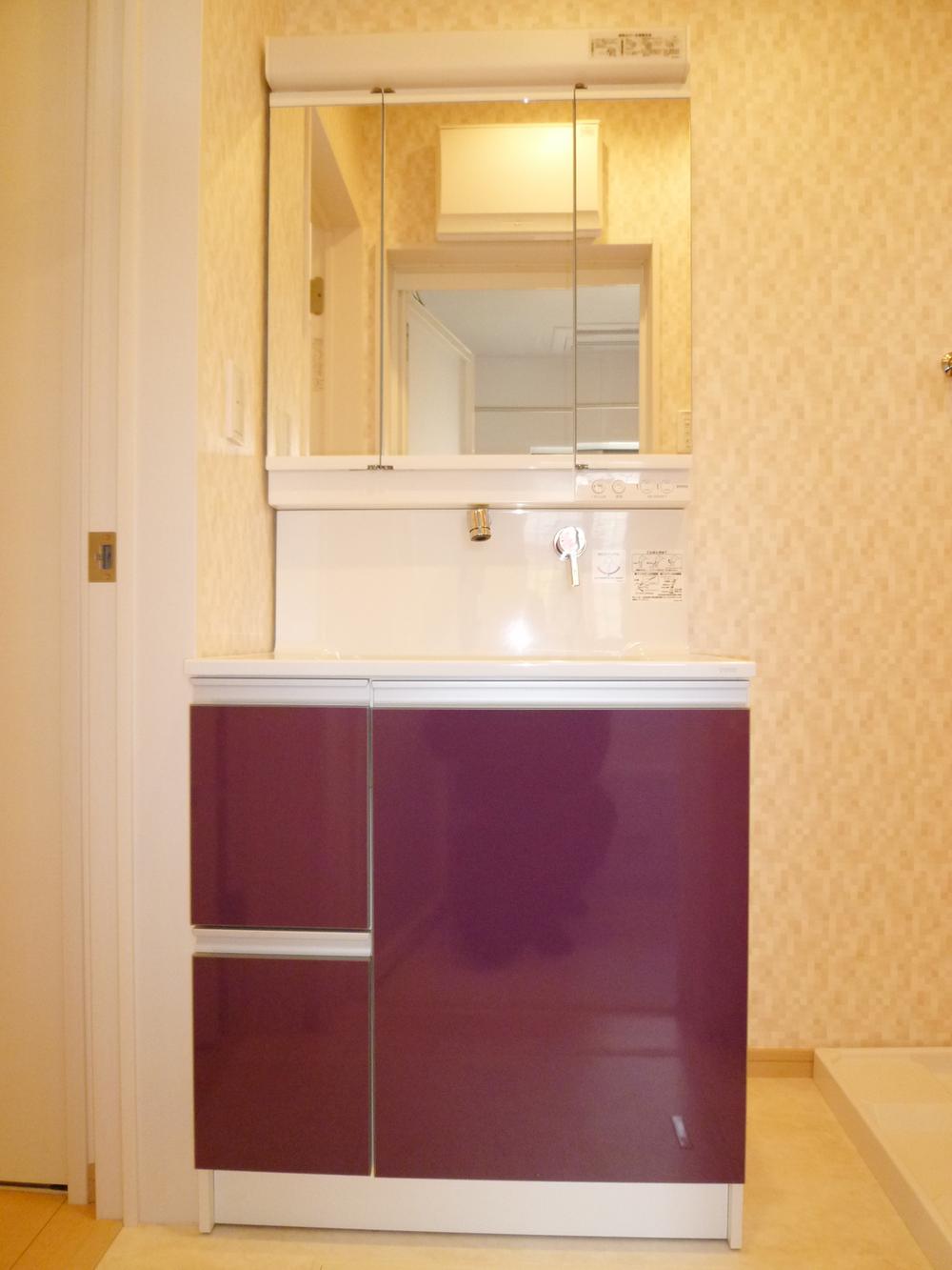 Wash basin, toilet. Indoor (12 May 2013) Shooting