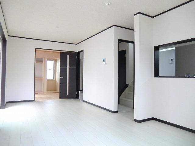 Living. Cherish a conversation with 5 Building family. Face-to-face kitchen adopted. 