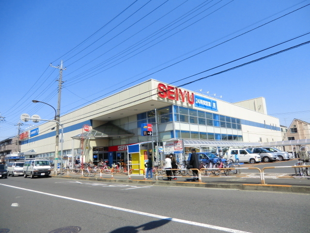 Supermarket. Seiyu to (super) 900m