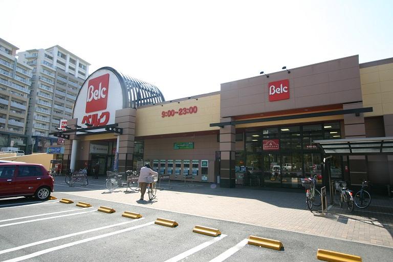 Supermarket. 1000m until Berg Adachi Nitta shop