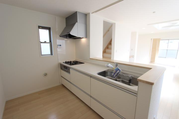 Kitchen. It was set up beautifully functional system kitchen can be used to clean care easy at any time. (2013 November shooting)