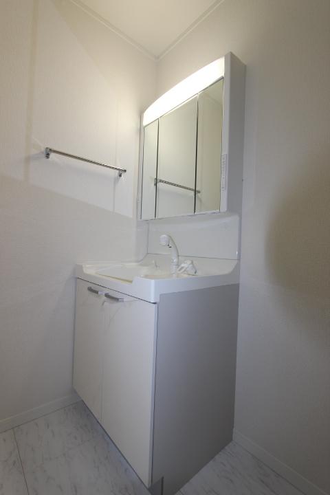 Wash basin, toilet. A clean white-collar. The adoption convenient three-sided mirror type in, such as shaving makeup and beard. Storage of Kagamiura has become a convenient cabinet shelves to store small items. (2013 November shooting)