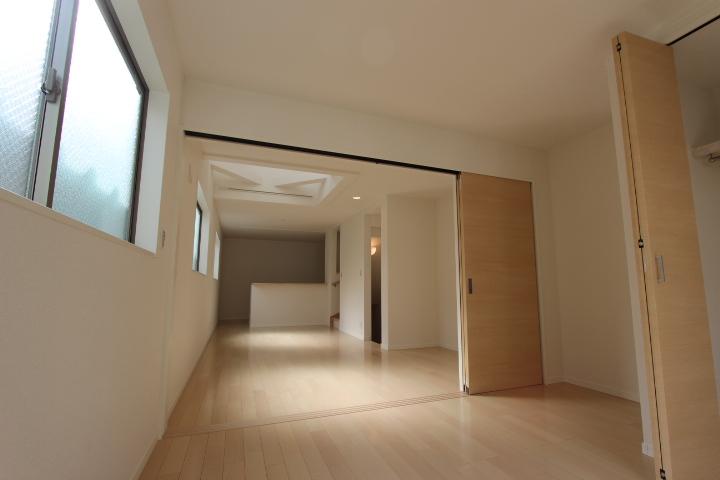 Living. A wider space when open the back of the room. Onto a balcony, Also ensure lighting. (2013 November shooting)