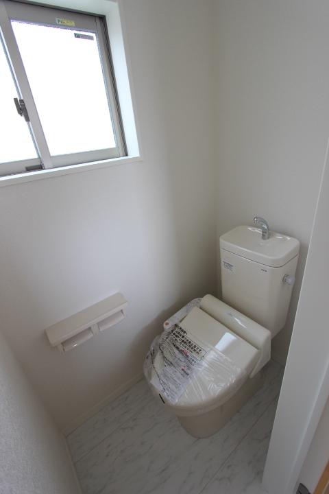 Toilet. Shower function with toilet 2 places. Note also the ventilation so that even with the window. (2013 November shooting)