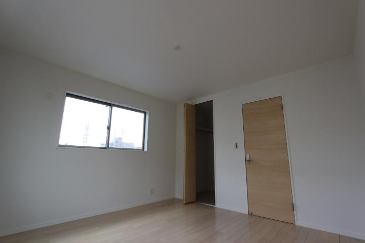 Non-living room. Simple modern in-room. Likely you can also arrange to their liking. (2013 November shooting)