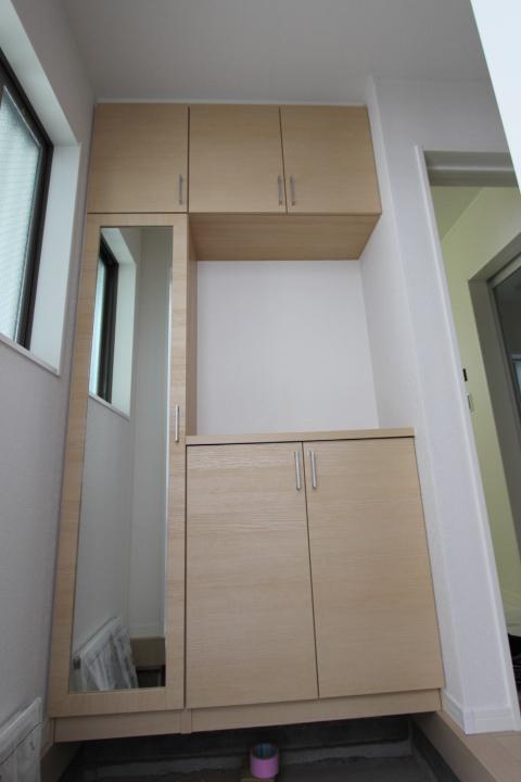 Entrance. Large-capacity front door storage. Established the entrance mirror that can check before going out. (2013 November shooting)