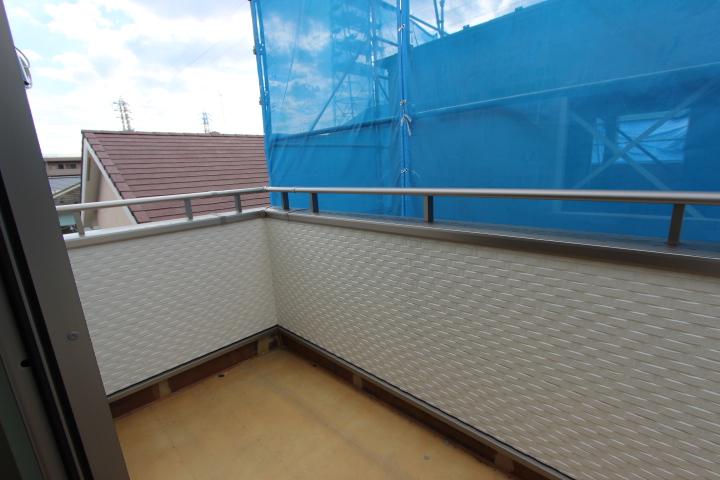 Balcony. Also spacious balcony. It is provided with each of the second and third floors. (2013 November shooting)
