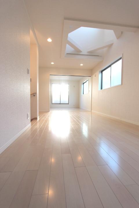 Living. White tones, LDK of bright impression. 16 Pledge of and breadth, Ease of use, Offer. (2013 November shooting)