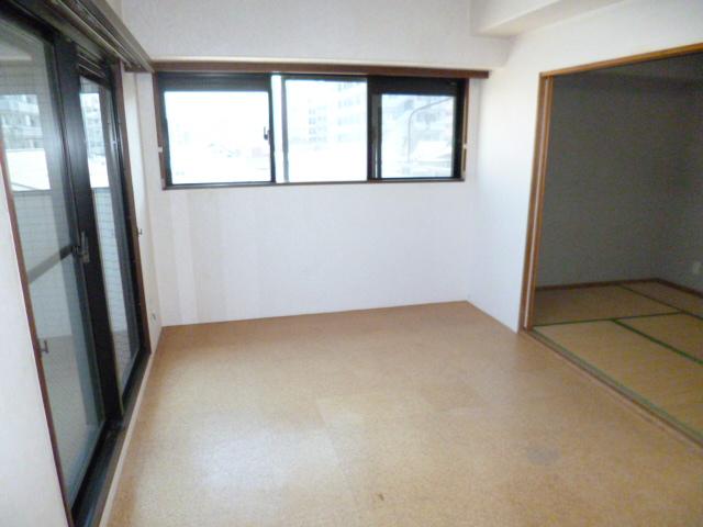 Living. Bright living room of the southeast angle.