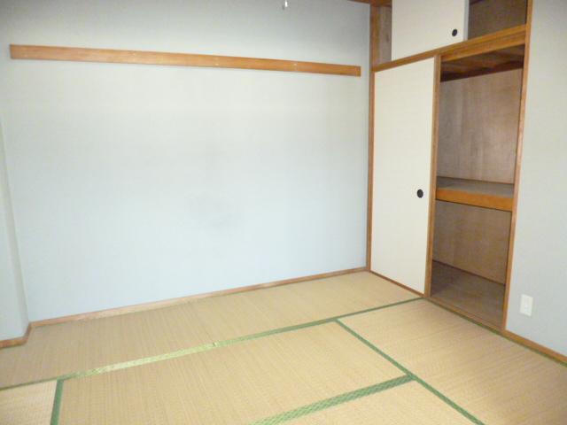 Non-living room. Japanese-style room adjacent to the living room