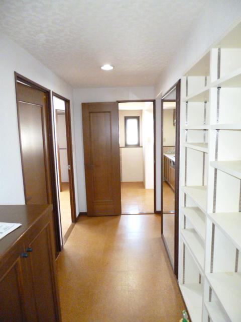 Entrance. Entrance hall ・ It has accommodated substantial