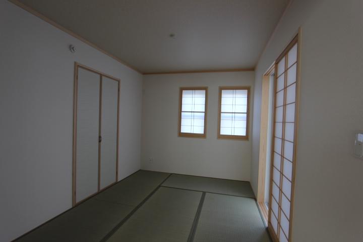 Non-living room. Pleasant Japanese-style tatami smell of. Also come in handy as a guest room.
