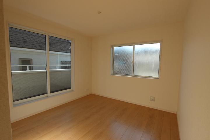 Non-living room. Each room, Per two-sided lighting, Sunny!