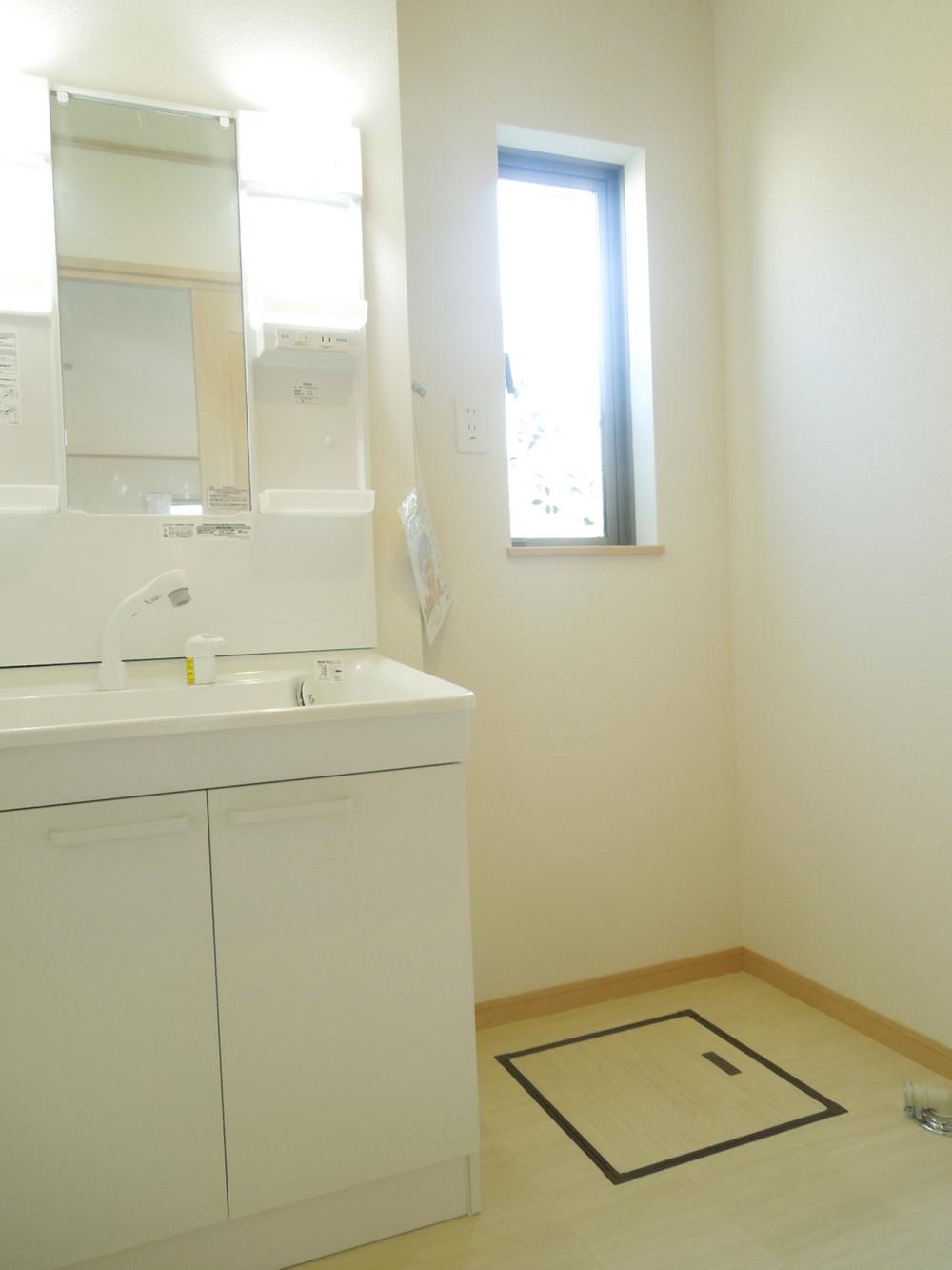 Wash basin, toilet. Wash basin