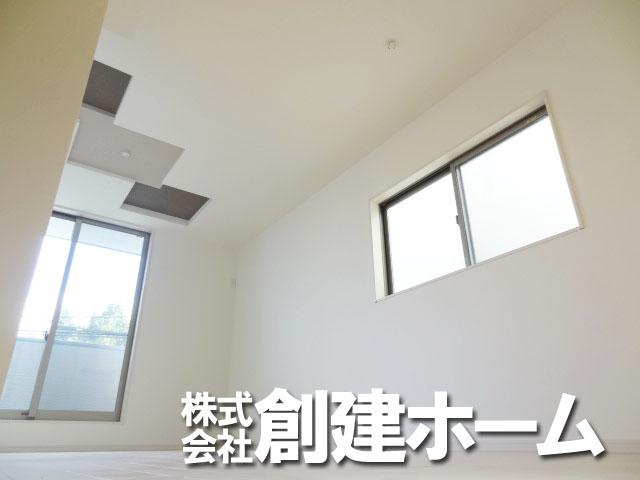 Living. White was the keynote, It is bright space. Gather the family living room, floor Warm Tassel Completion!