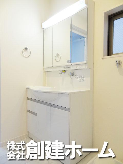 Wash basin, toilet. Of the three-sided mirror, Stylish wash basin