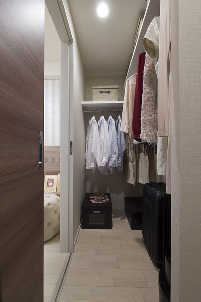 Western-style convenience also can enter and exit from the family cloak the corridor, which is provided to (1)
