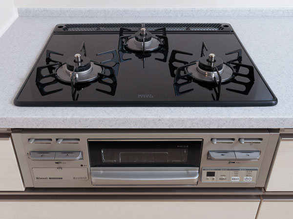 Kitchen.  [Glass top 3-burner stove] Stove with a variety of functions, such as temperature control function, Oil dirt is also a glass top specifications wiped whip.