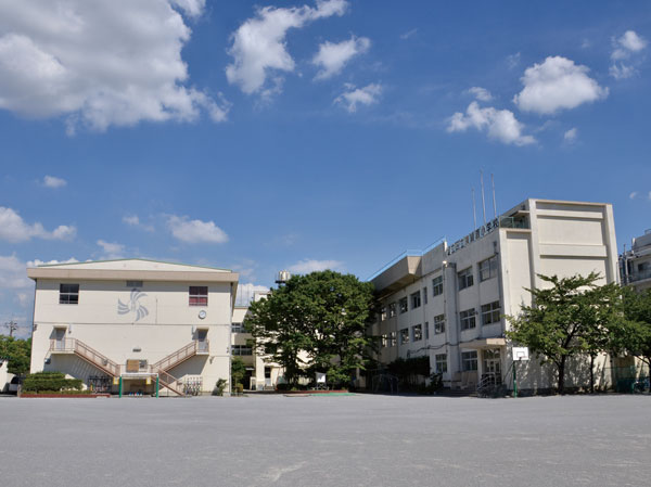 Surrounding environment. Higashiayase Elementary School (Urban Square about 490m, 7 min walk, Season Square about 420m, 6-minute walk)