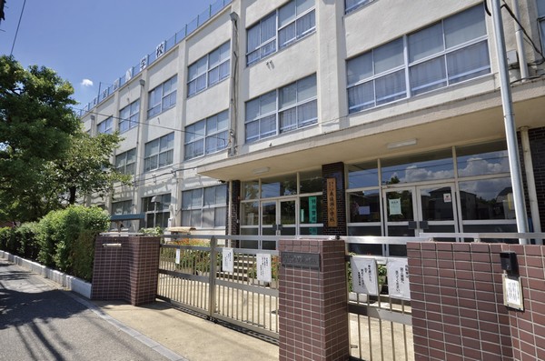 Other. Higashiayase elementary school (about 490m / 7 min walk ・ About 420m / 6-minute walk)