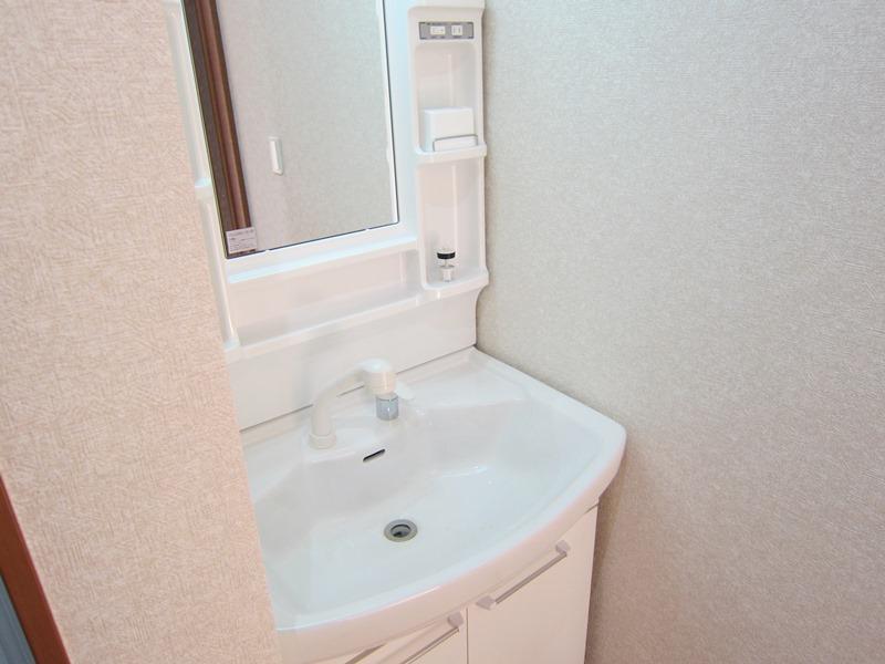 Wash basin, toilet. Building 2 vanity