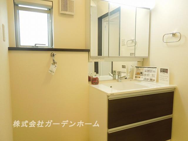 Wash basin, toilet.  ■ Independent wash basin indispensable for grooming ■