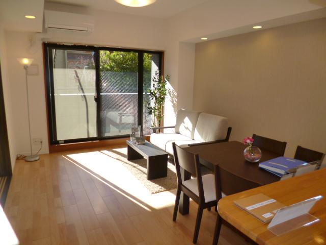 Living. Bright living room of the southeast angle dwelling unit! Furniture of new ・ Also reduced initial cost in the air-conditioned!