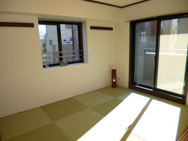 Non-living room. Japanese-style room of the southeast angle adjacent to the living room