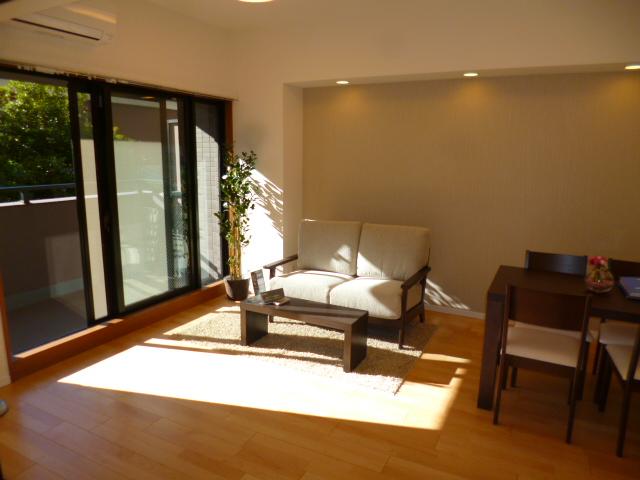Living. Bright living room of the southeast angle dwelling unit! Furniture of new ・ Also reduced initial cost in the air-conditioned!