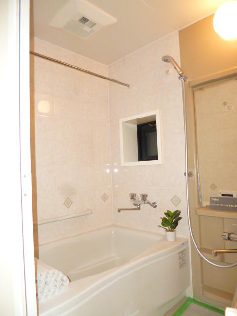 Bathroom. Reheating ・ Bathroom with bathroom dryer This is useful in ventilation are also equipped with window.