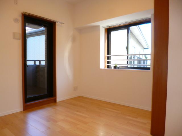 Non-living room. Since it is a corner dwelling unit is a Western-style room is also bright Property