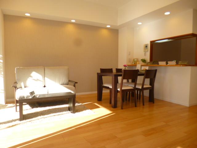 Living. Bright living room of the southeast angle dwelling unit! Furniture of new ・ Also reduced initial cost in the air-conditioned!