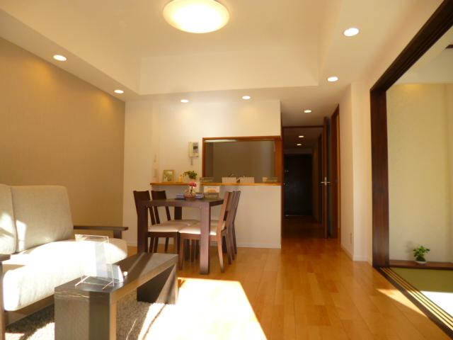 Living. Bright living room of the southeast angle dwelling unit! Furniture of new ・ Also reduced initial cost in the air-conditioned!