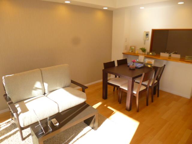 Living. Bright living room of the southeast angle dwelling unit! Furniture of new ・ Also reduced initial cost in the air-conditioned!