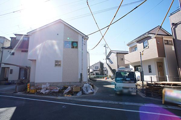 Local photos, including front road. 11 / 20 shooting