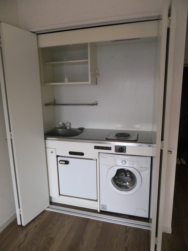 Kitchen. Mini fridge, With mini washing machine