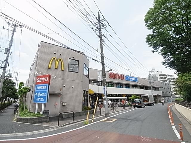 Supermarket. Seiyu to (super) 160m