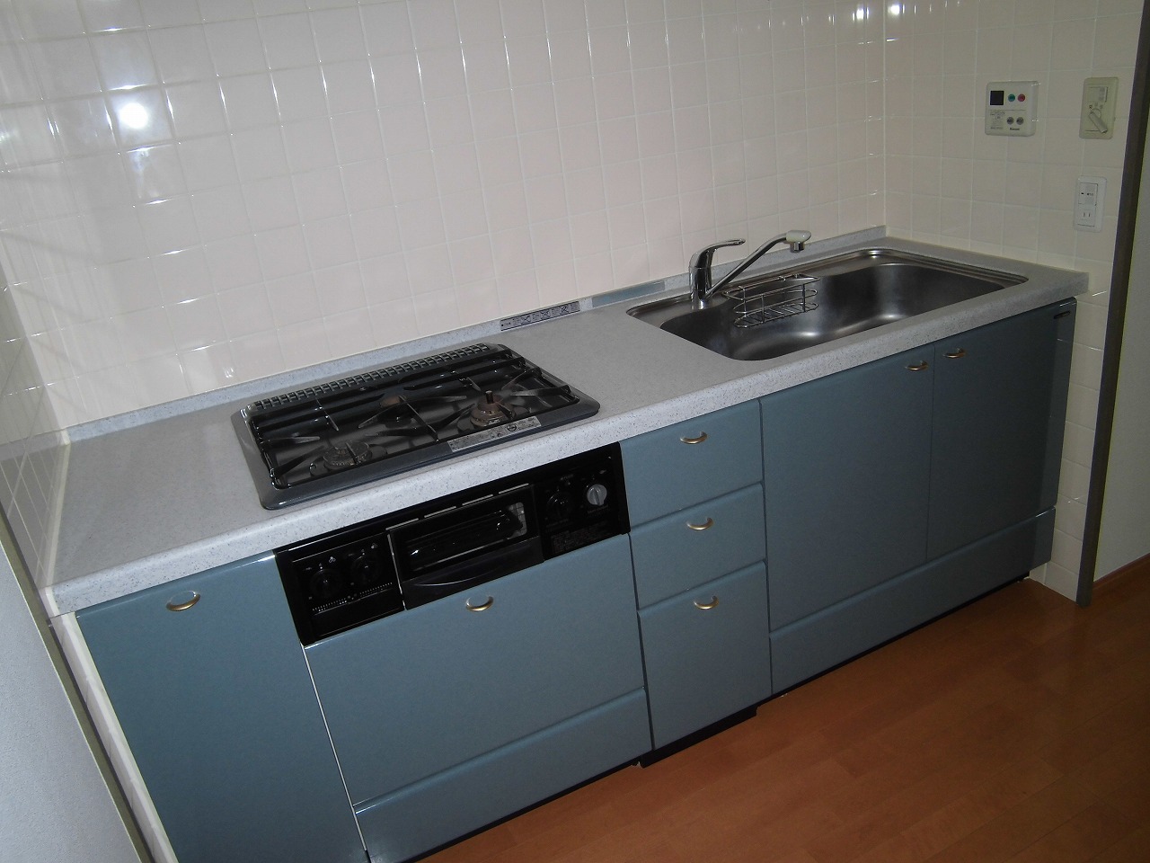 Kitchen. 3-neck with stove grill