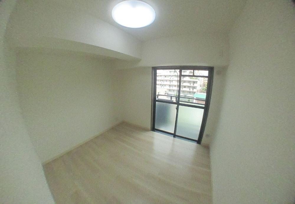 Non-living room. Leading to the balcony Western-style 4.7 Pledge.