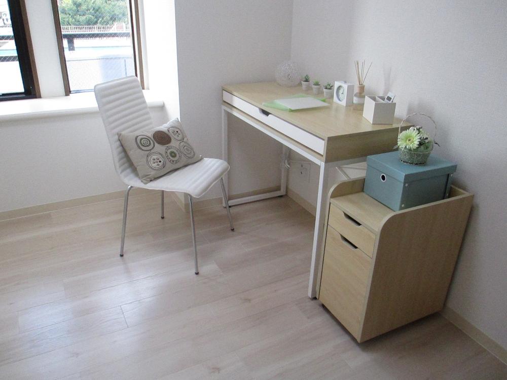 Non-living room. Get the desk set to purchase customers (Western-style 4 Pledge)!