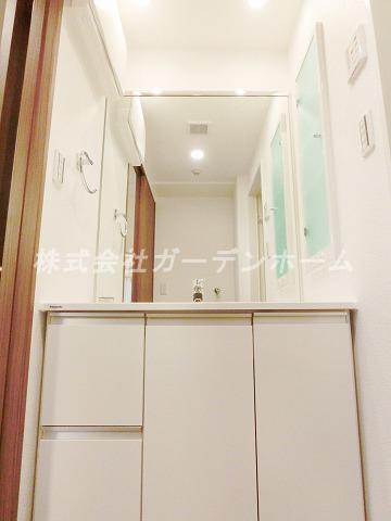 Wash basin, toilet. Indoor (11 May 2013) Shooting