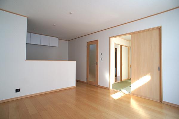 Living. Conversation of your family is lively, Open-minded LDK Indoor (12 May 2013) Shooting D Building