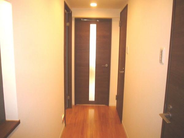 Entrance. A bright living room and exit the corridor!