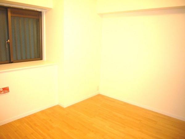 Non-living room. Service room with a bay window