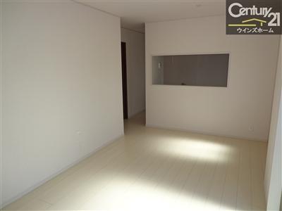 Same specifications photos (living). Light Plug-friendly in the living room facing south