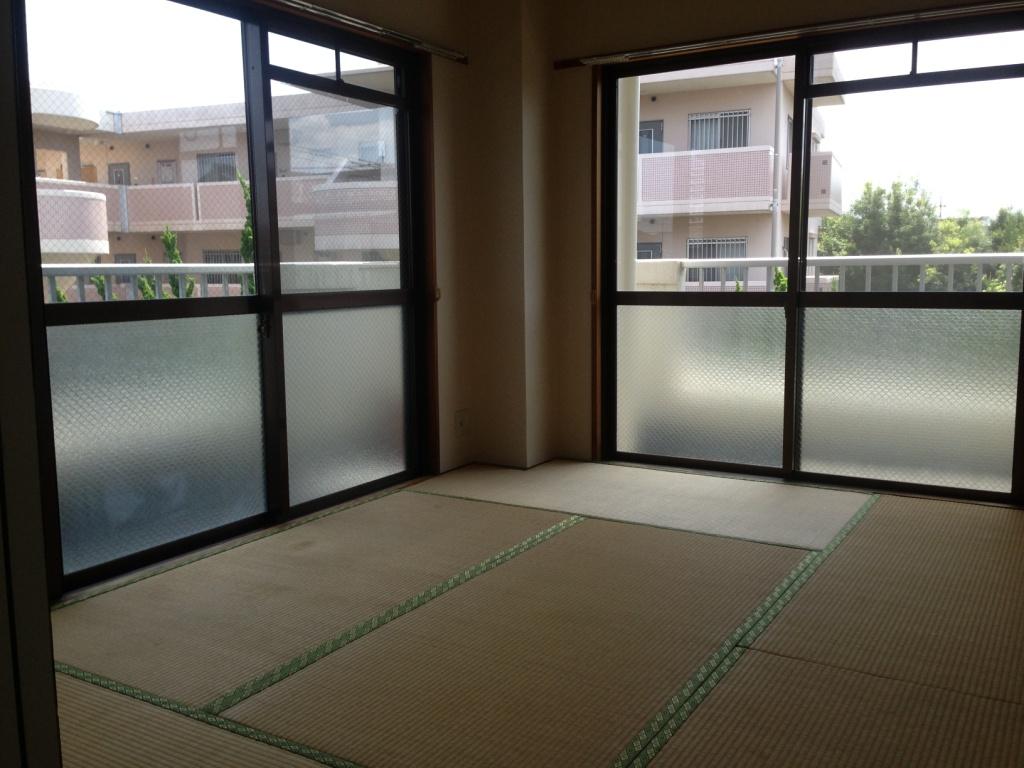 Living and room. Ventilation in the Japanese-style two-sided window ・ Day good