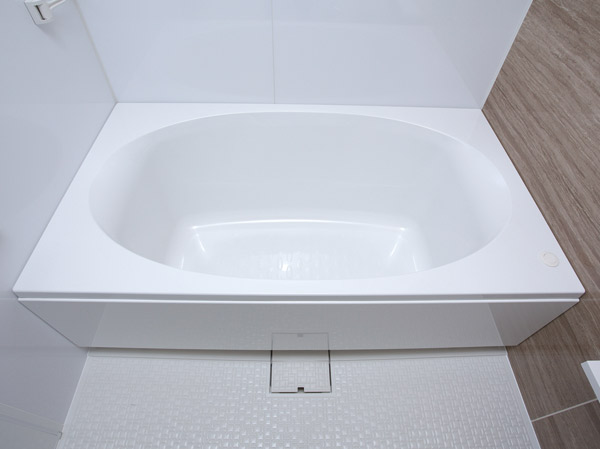Bathing-wash room.  [Oval bathtub] Gently is a tub of simple design that wraps the body in soft.