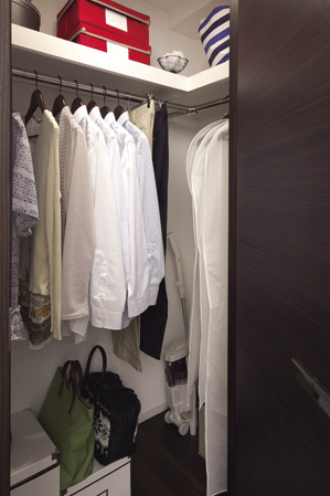 Receipt.  [Walk-in closet] Efficient and functional storage space. Devise Ya to reduce the dead space, Functional and efficient storage space in consideration of the ease of use. We will produce a beautiful space.